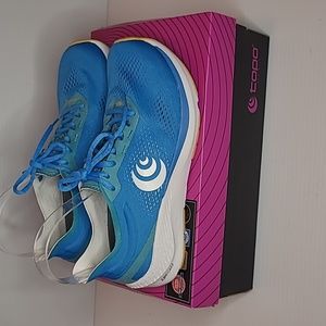 Topo cyclone womens running shoe   8 sky/ gold. No box.